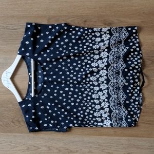 5️⃣for2️⃣0️⃣!! Navy and White Floral Blouse Size Small